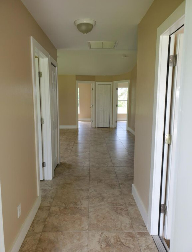 1118 Eisenhower Blvd in Lehigh Acres, FL - Building Photo - Building Photo