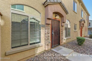 1350 S Greenfield Rd in Mesa, AZ - Building Photo