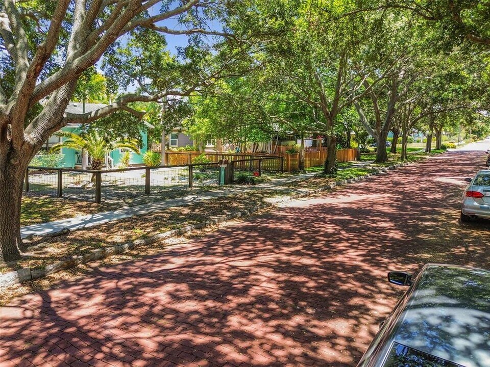 2421 7th Ave N in St. Petersburg, FL - Building Photo