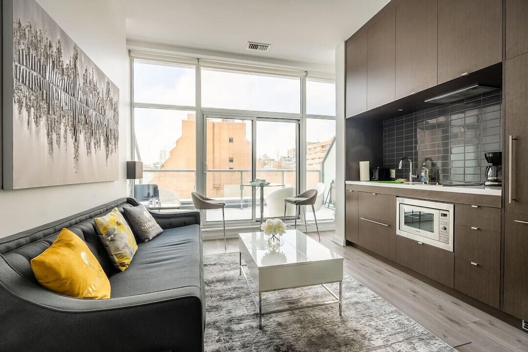 14A Hazelton Ave in Toronto, ON - Building Photo