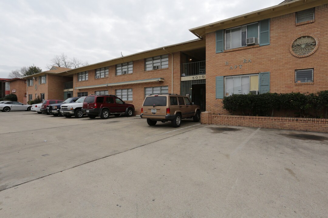 Riviera Apartments in Dallas, TX - Building Photo