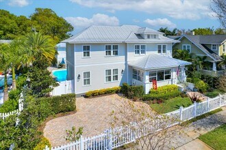 235 10th Ave NE in St. Petersburg, FL - Building Photo - Building Photo