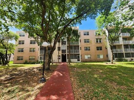 8501 NW 8th St in Miami, FL - Building Photo