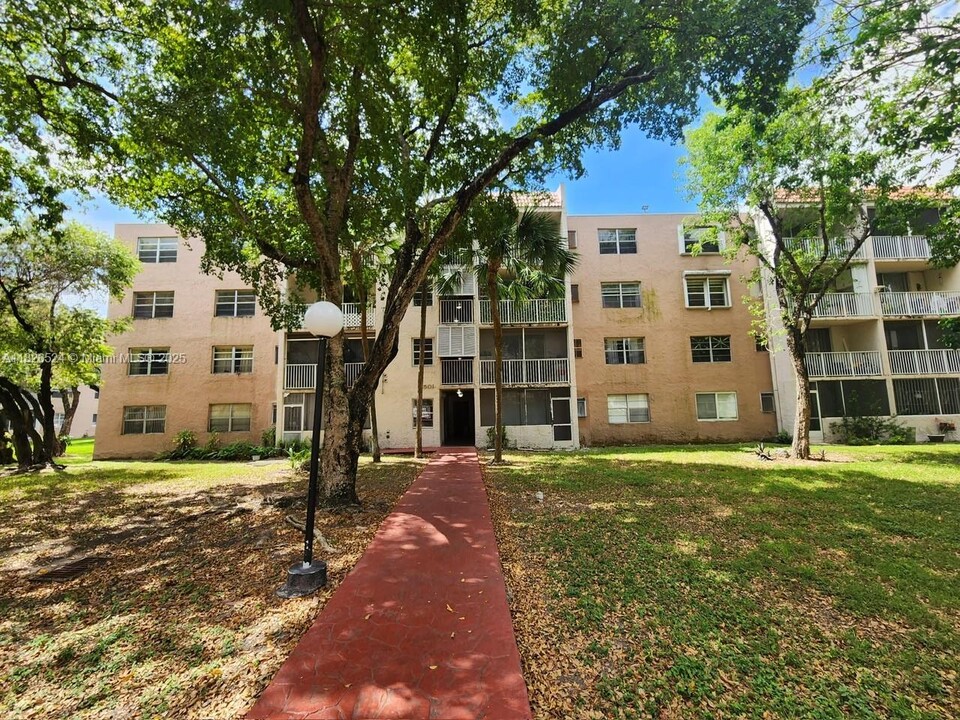 8501 NW 8th St in Miami, FL - Building Photo
