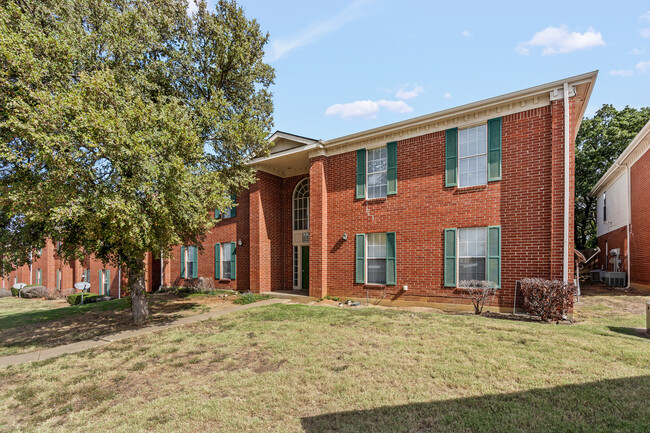 Valencia Plaza Apartments in Fort Worth, TX - Building Photo - Building Photo