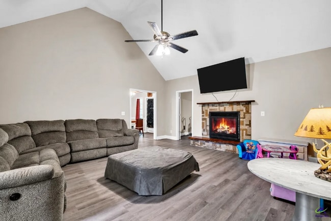 211 Crakston Ct in Bonaire, GA - Foto de edificio - Building Photo