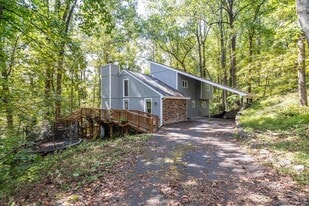 5708 Bridlewood Dr in Cave Spring, VA - Building Photo