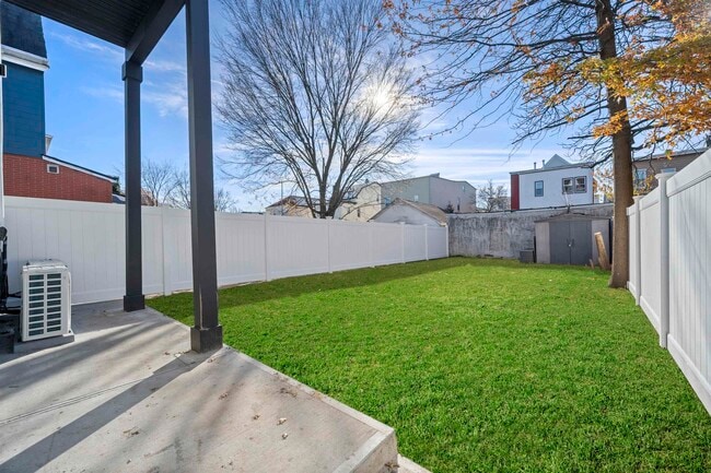 25 Lembeck Ave in Jersey City, NJ - Foto de edificio - Building Photo