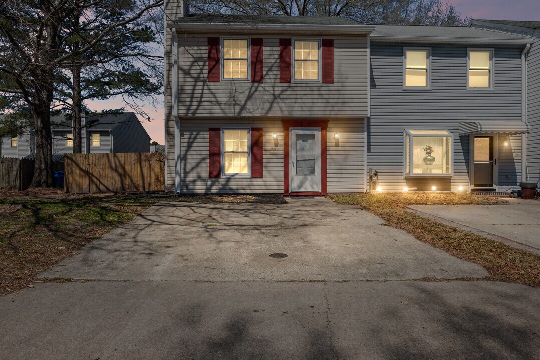 3237 Yellow Pine Crescent in Chesapeake, VA - Building Photo