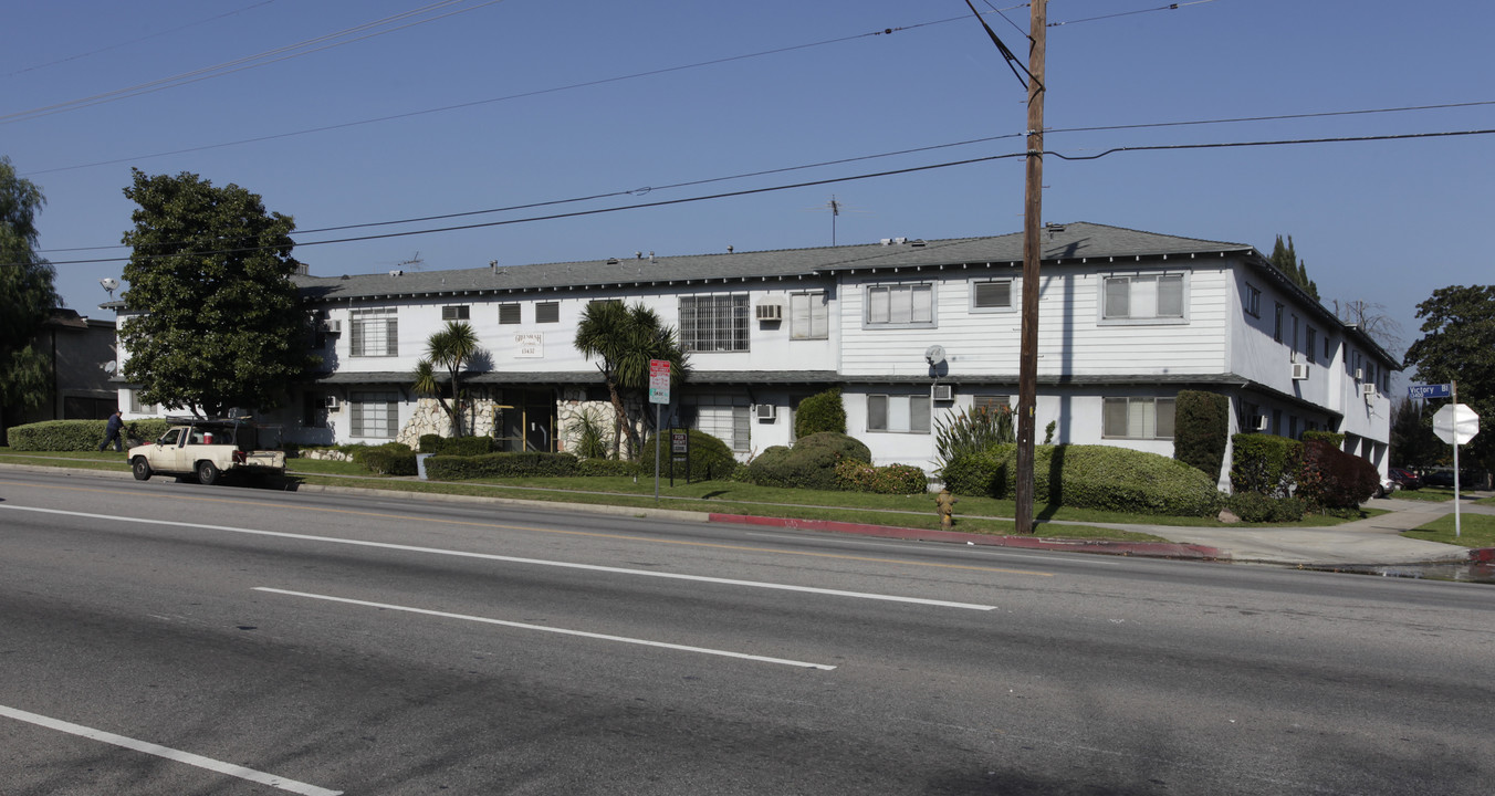 13437 Victory Blvd in Van Nuys, CA - Foto de edificio