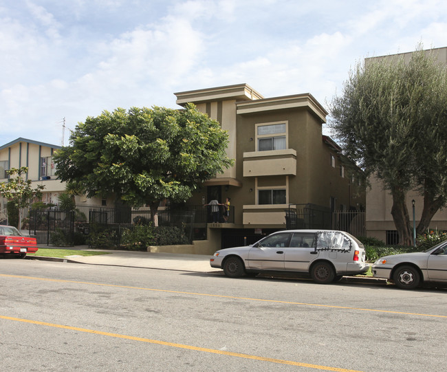 1554 N Hobart Blvd in Los Angeles, CA - Foto de edificio - Building Photo