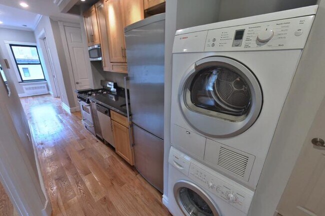 252 E 50th St (between 2nd & 3rd Ave), #5 in New York, NY - Building Photo - Building Photo