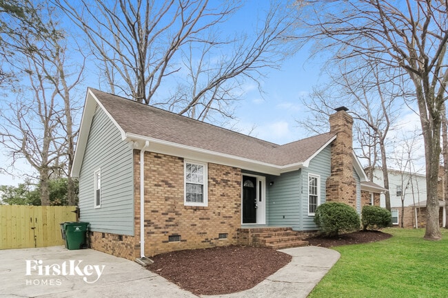 11106 5 Cedars Rd, Unit 203 in Charlotte, NC - Foto de edificio - Building Photo