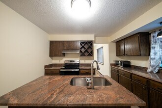 6900 Woodland Dr in Eden Prairie, MN - Building Photo - Building Photo