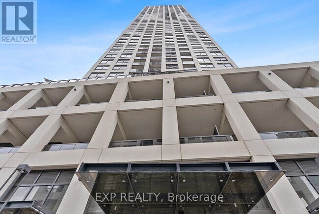 30 Elm Dr W in Mississauga, ON - Building Photo - Building Photo