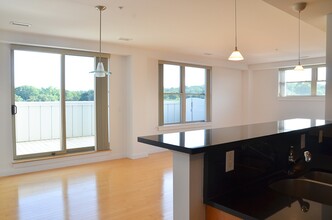 323 Boylston St, Unit 503 in Brookline, MA - Foto de edificio - Building Photo