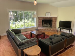 69 River St in Guilford, CT - Building Photo - Building Photo