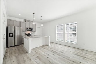 122 W Mulberry Ave in Wharton, TX - Building Photo - Building Photo