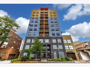 1122 W Catalpa Ave, Unit 703 in Chicago, IL - Building Photo - Building Photo