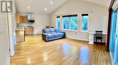 1339 Pinegrove Rd in Oakville, ON - Building Photo - Building Photo