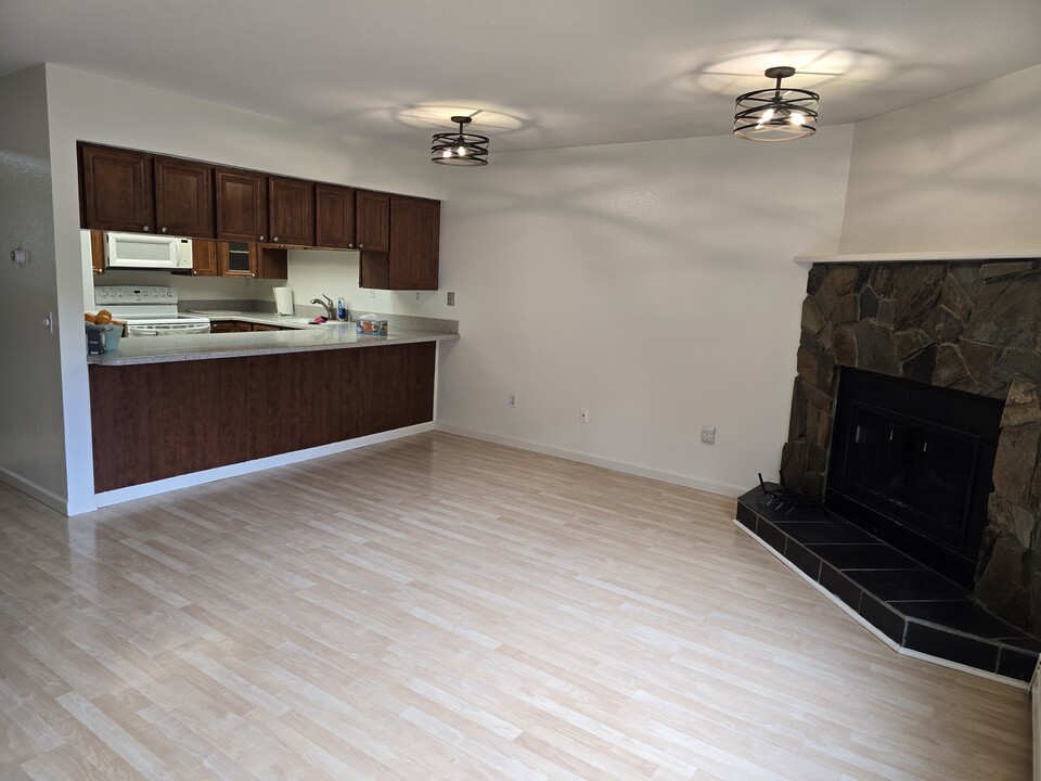 355 Donna Dr, Unit #15 in Anchorage, AK - Building Photo