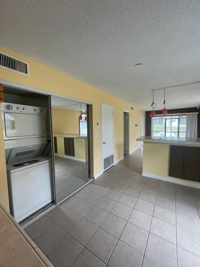 313 Dirksen Dr in Debary, FL - Foto de edificio - Building Photo
