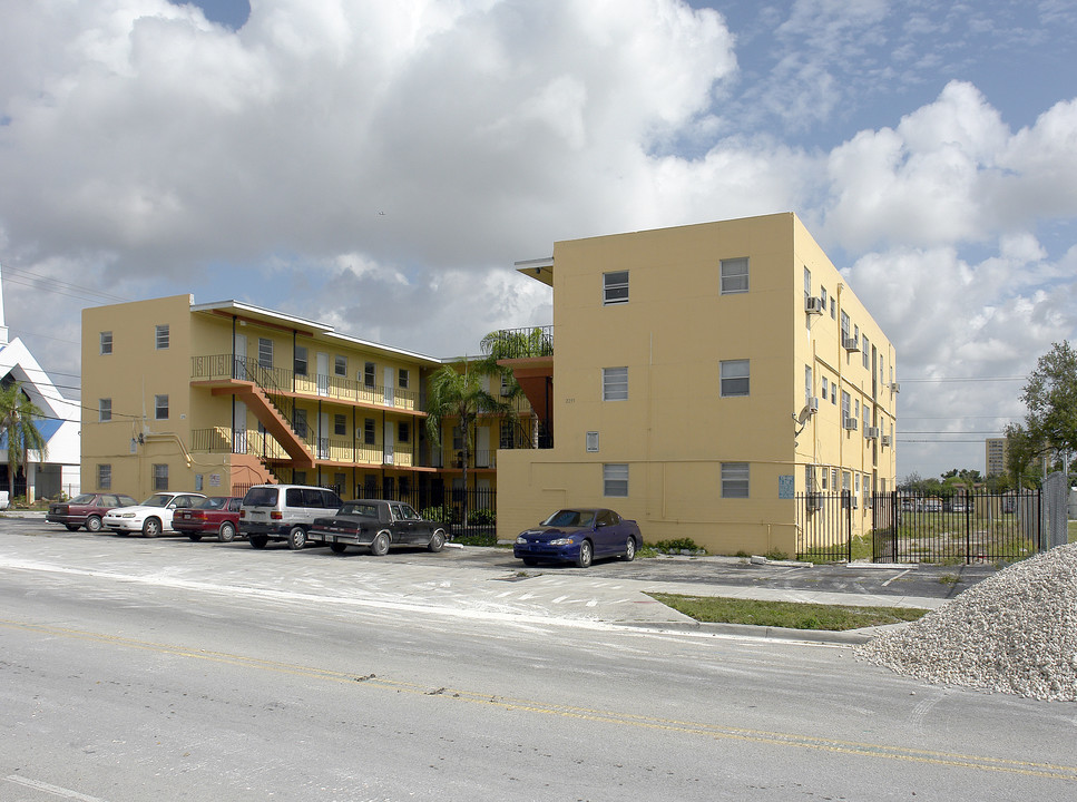 2295 NW 46th St in Miami, FL - Building Photo