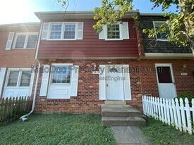 2321 McClellan Ct in Dumfries, VA - Building Photo
