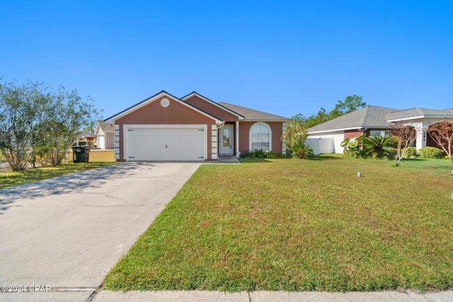 502 Cassandra Ln in Lynn Haven, FL - Foto de edificio - Building Photo