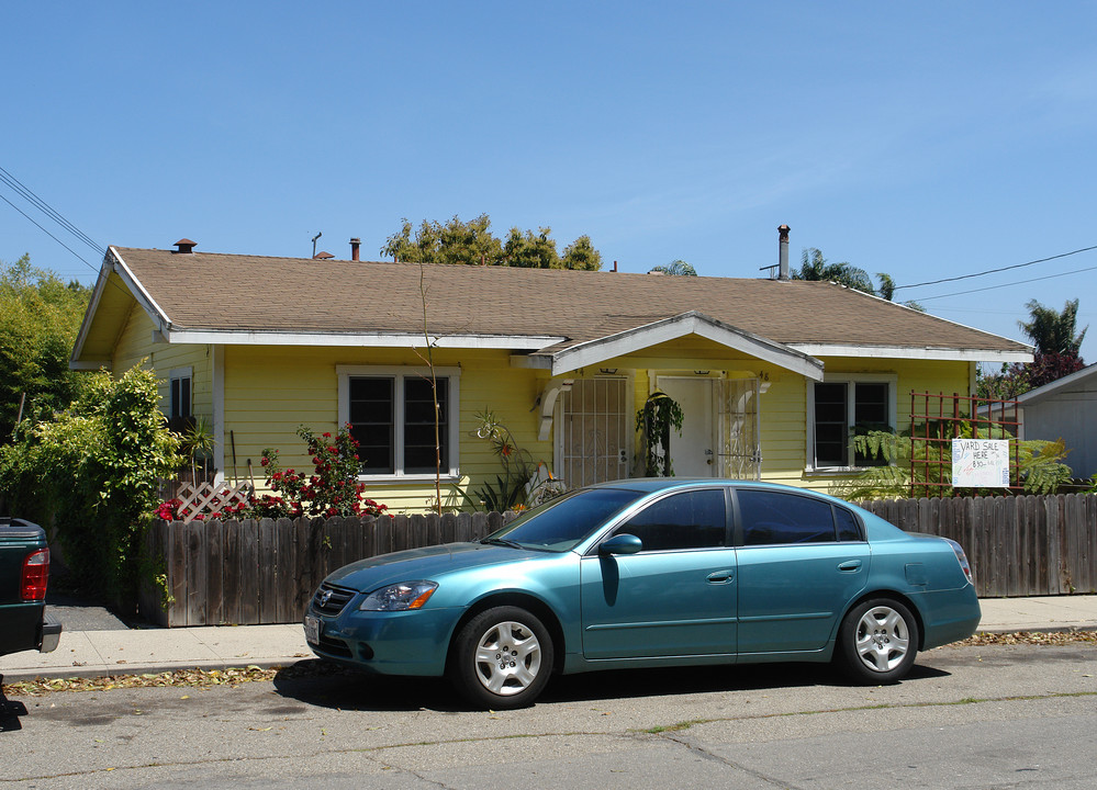 44-48 Hurst Ave in Ventura, CA - Building Photo