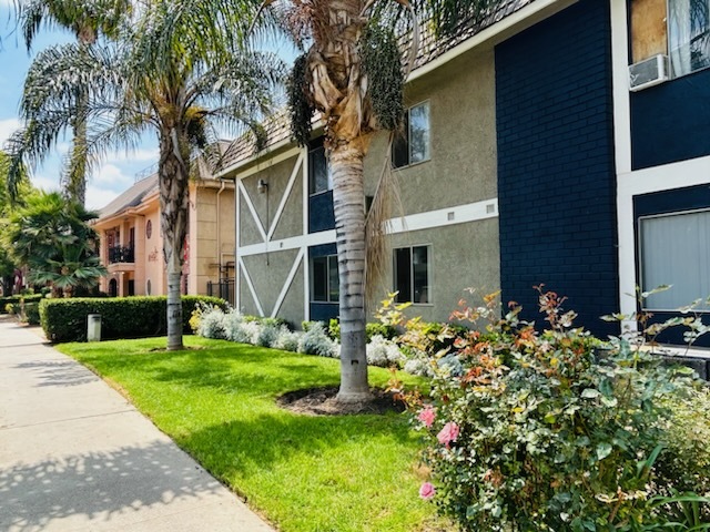 Casa Luna Apartments in Los Angeles, CA - Building Photo
