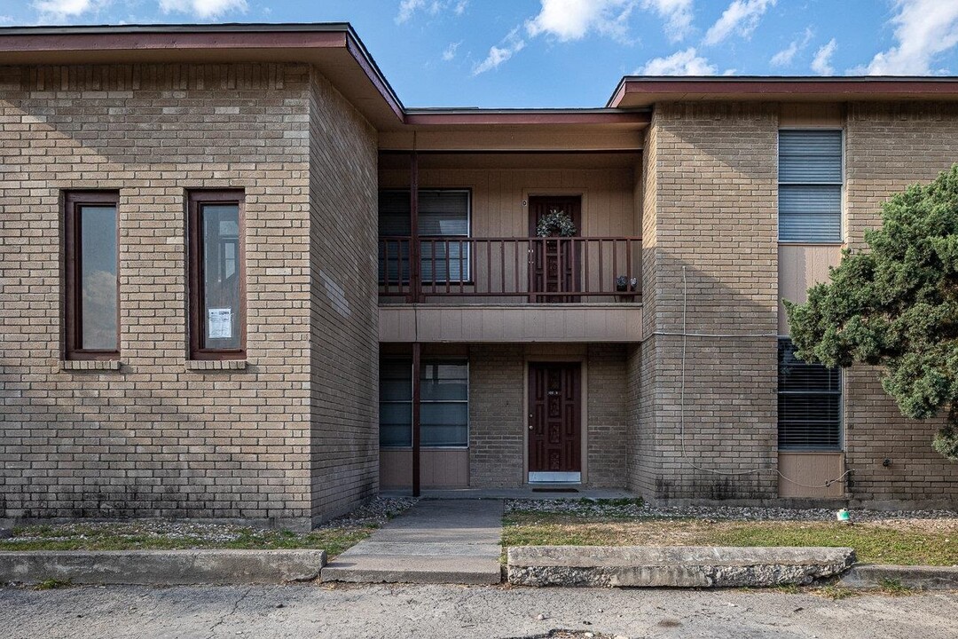 100 Shannon Cir in Del Rio, TX - Foto de edificio