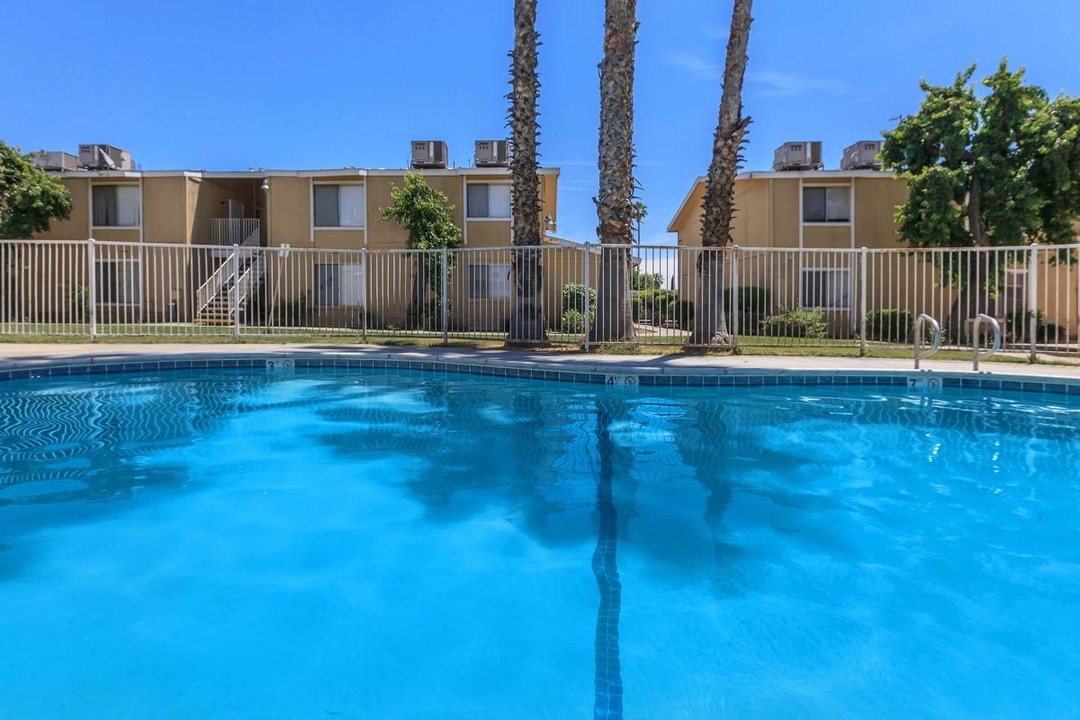 Teakwood Gardens Apartments in Fresno, CA - Building Photo