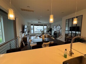 5707 Schuler St in Houston, TX - Foto de edificio - Building Photo