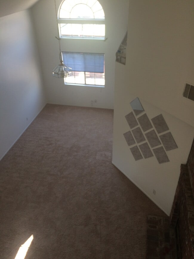 16260 Valleyvale Dr in Fontana, CA - Building Photo - Building Photo
