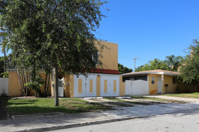 912 Almeria Rd in West Palm Beach, FL - Foto de edificio - Building Photo