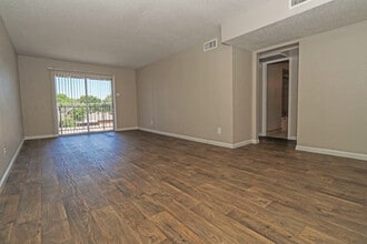 Twelve33 At Cavender in Hurst, TX - Foto de edificio - Building Photo