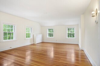 321 Riversville Rd in Greenwich, CT - Building Photo - Building Photo