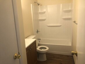 136 Mammoth Rd-Unit -12 in Hooksett, NH - Building Photo - Building Photo