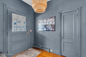 55 Main St in Manasquan, NJ - Foto de edificio - Building Photo