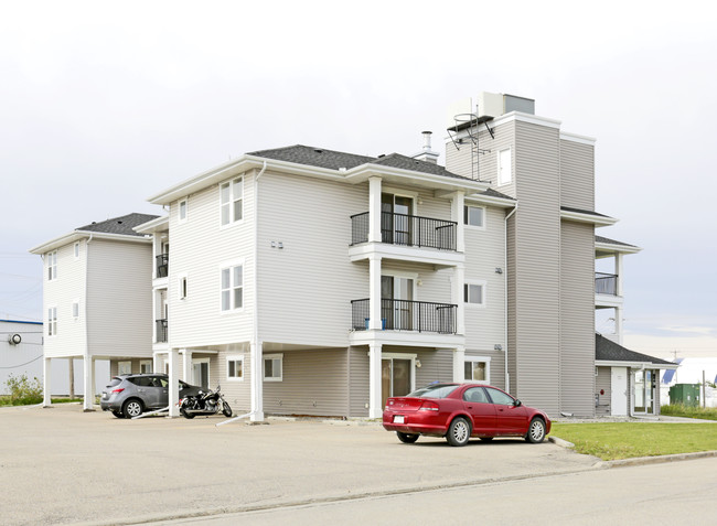 1035 Ross St in Crossfield, AB - Building Photo - Building Photo