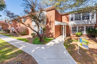 Oxford Court in Rocky River, OH - Foto de edificio - Building Photo