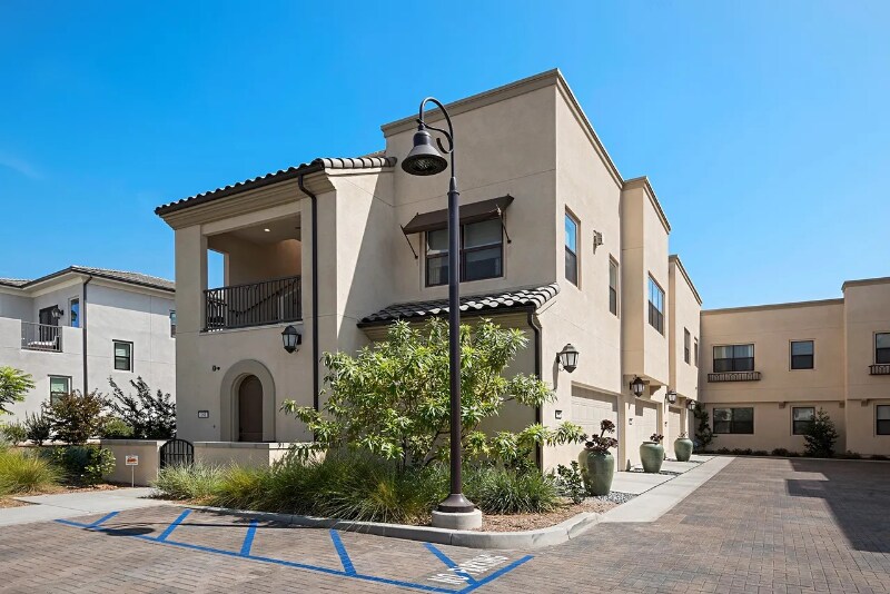 168 Follyhatch in Irvine, CA - Foto de edificio