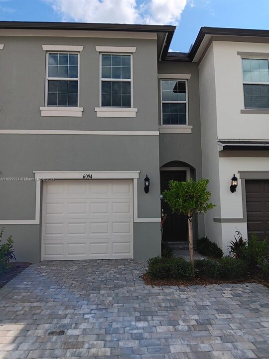 6094 Carre Wy in Greenacres, FL - Building Photo