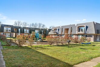 Ravenwood Apartments in Montgomery, AL - Foto de edificio - Building Photo