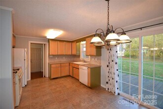 2037 N Deal Ave in Newton, NC - Foto de edificio - Building Photo