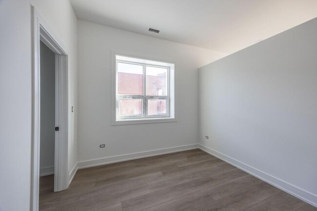 2920 W Belmont Ave in Chicago, IL - Building Photo - Building Photo