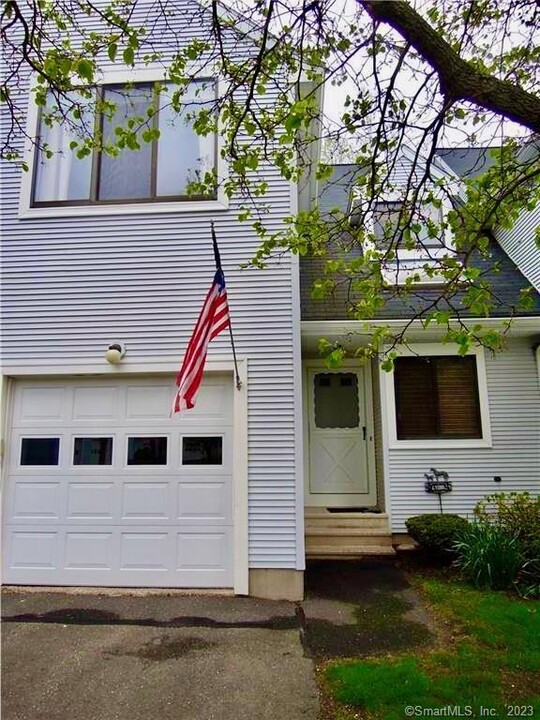 15 Woods Run in Farmington, CT - Building Photo