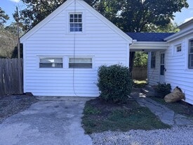 1105 W Rock Spring Rd in Greenville, NC - Building Photo