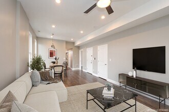 1545 N Claremont Ave in Chicago, IL - Building Photo - Building Photo